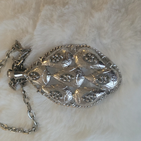 Necklace with pendant. - Picture 2 of 2